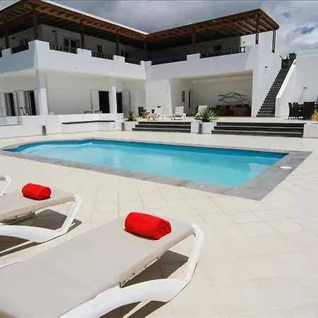 Sleeps 18 With Pool And Wifi