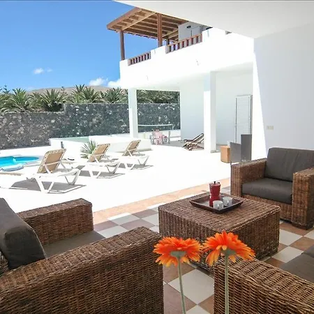 Villa Sleeps 18 With Pool And Wifi