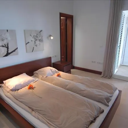 Sleeps 18 With Pool And Wifi
