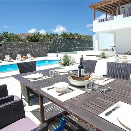 Villa Sleeps 18 With Pool And Wifi *
