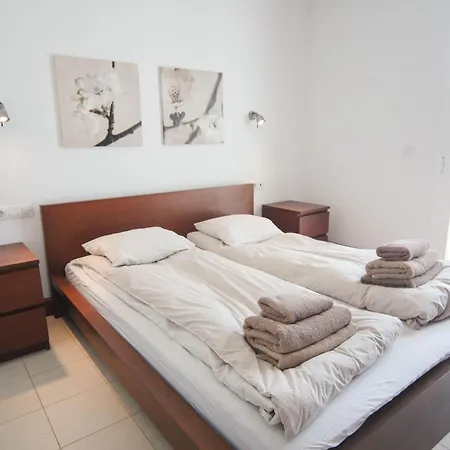 Sleeps 18 With Pool And Wifi Villa