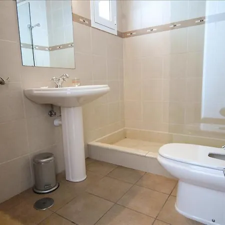 Sleeps 18 With Pool And Wifi Villa