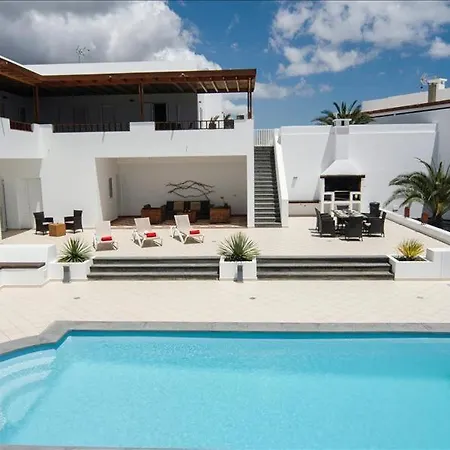 Sleeps 18 With Pool And Wifi