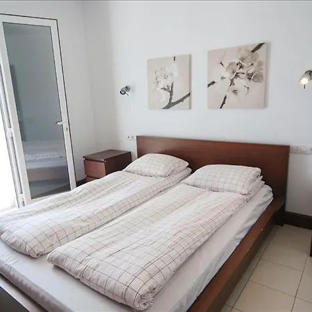 Sleeps 18 With Pool And Wifi